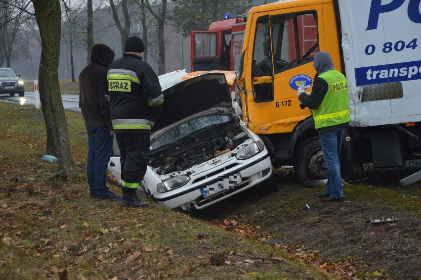 Tragiczny wypadek busa pod Aleksandrowem. Jedna osoba zginęła. Ranni [ZDJĘCIA]