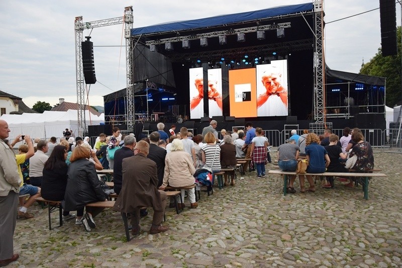 Stary Sącz. Koncert poświęcony Janowi Pawłowi II na rynku w rocznicę jego wizyty