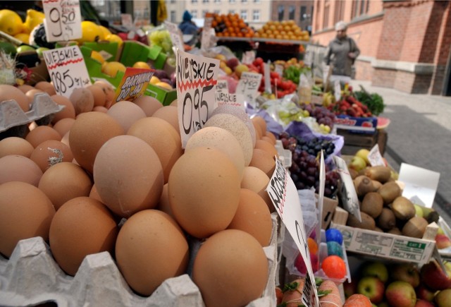 Jaja od kur z wolnego wybiegu z południa kraju mogą zawierać rakotwórcze dioksyny. Taka informacja zelektryzowała polskich konsumentów.
