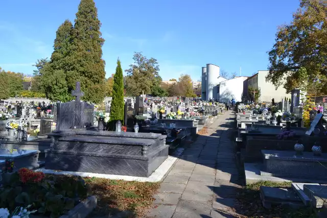 Cmentarz Pechnik w Jaworznie jeszcze przed 1 listopada odwiedza dużo osób. Przygotowują groby, składają kwiaty i znicze. Zobacz kolejne zdjęcia. Przesuń w prawo - wciśnij strzałkę lub przycisk NASTĘPNE