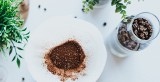 Nie wyrzucaj do kosza fusów z kawy. Przetestuj genialne domowe triki z czarną kawą. Sprawdź, jak ponownie wykorzystać fusy z kawy w domu