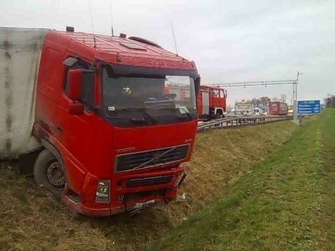 Wypadek ciężarówki na A4. Autostrada zablokowana, 29.11.2013
