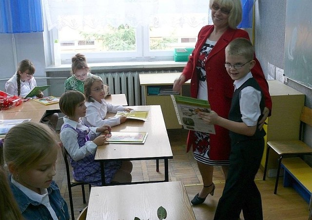 Pierwszaki z klasy 1 B Szkoły Podstawowej numer 1 w Staszowie zakończyły pierwszy rok w szkole i rozpoczęły pierwsze w życiu wakacje. Na zdjęciu dyplom i gratulacje odbiera Adam Skałbania.