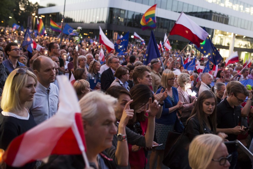 "Europo, nie odpuszczaj!" Protest w obronie sądów w Krakowie