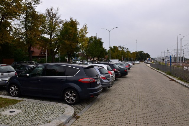 Parking w Podjuchach cieszy się dużym zainteresowaniem kierowców, ale można znaleźć nawet kilkanaście wolnych miejsc.