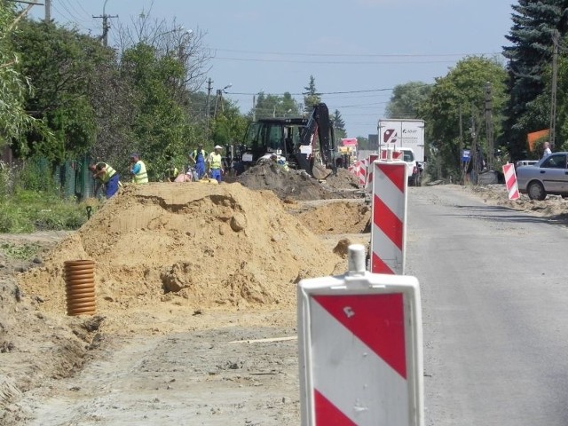 W Jasieńcu trwa przebudowa drogi wojewódzkiej, ruch odbywa się tylko jednym pasem.