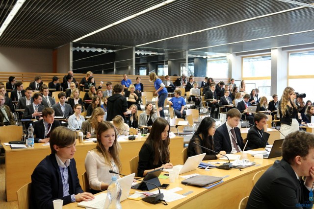 SilMUN to znakomita okazja do rozwijania zdolności przywódczych, oratorskich, negocjatorskich.