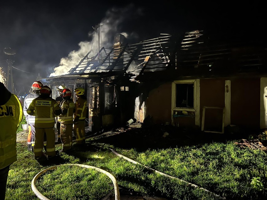 Tragiczny pożar drewnianego domu w Kalnikowie. Strażacy odkryli zwęglone zwłoki [ZDJĘCIA]
