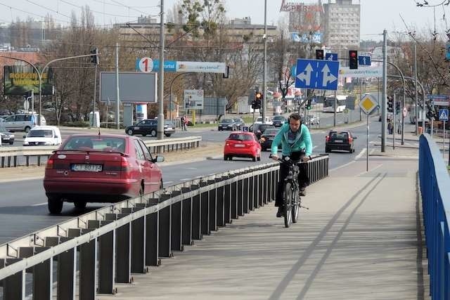Prace na wiadukcie Kościuszki nie powinny spowodować zbytnich utrudnień w ruchu. Miejski Zarząd Dróg w Toruniu informuje jedynie, że w związku z remontem chodników mogą wystąpić okresowe zwężenia jezdni
