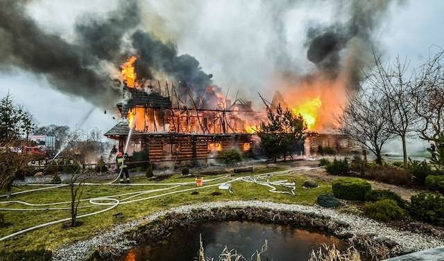 Zbudowana z drewna restauracja w Żołędowie została strawiona przez ogień w błyskawicznym tempie