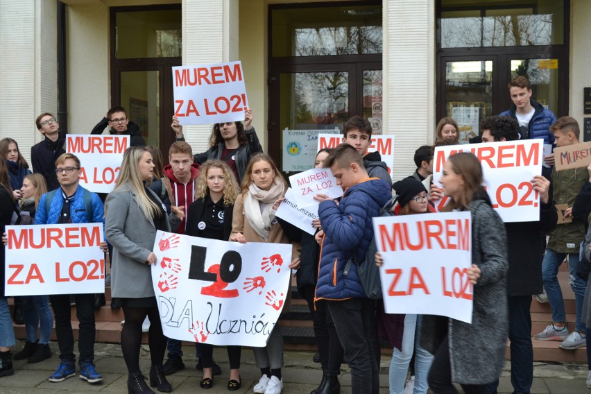 Protest uczniów przed II Liceum Ogólnokształcącym w...