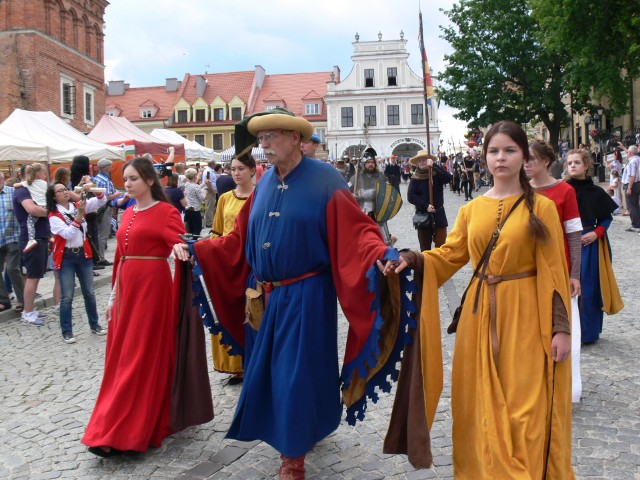 Kasztelan Karol Bury wraz z członkami Chorągwi  Rycerstwa Ziemi Sandomierskiej   promuje w filmie renesansowy zamek w Baranowie Sandomierskim.