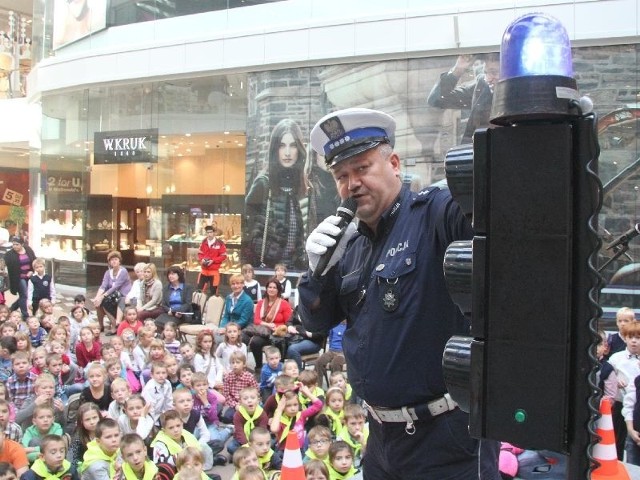 Policjant Tomasz Królak przybył na spotkanie z dziećmi razem ze swoim magicznym sygnalizatorem świetlnym.