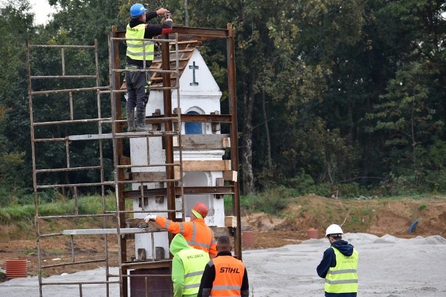 Po 150 latach zabytkowa kapliczka przy „Chemiku” została przeniesiona w inne miejsce.