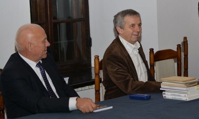Jerzy Sadecki - drugi z lewej, był bohaterem kolejnego spotkania z cyklu &#8222;Wybitni Sandomierzanie&#8221;; obok burmistrz Sandomierza Jerzy Borowski.