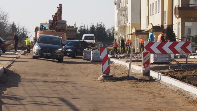 Ta inwestycja, czyli budowa ul. Żytniej w Koszalinie, nie ma szczęścia. Znowu natrafiono tu na płytką instalację gazową. To kolejne utrudnienia. Z  uwagi na wszelkie „niespodzianki”, które - jak nas zapewniono - nie leżą po stronie wykonawcy, termin zakończenia przesunięto do 22 kwietnia (pierwotnie był to koniec 2018).  Ta data wynika nie tylko z konieczności usunięcia kolizji, ale także z problemów z wejściem na prywatne  grunty (wąski pas drogowy, który trzeba było poszerzyć kosztem nieruchomości prywatnych). Zobacz także Kontrola prędkości przy ul. Gnieźnieńskiej