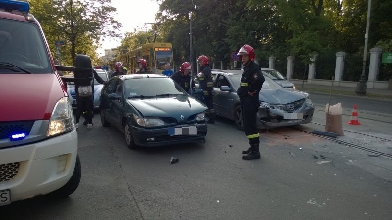 Wypadek na Narutowicza przy Solskiego. Jedna osoba ranna. UTRUDNIENIA [zdjęcia]
