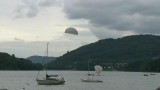 Widowiskowe skoki ze spadochronem do Jeziora Żywieckiego. Ćwiczenia żołnierzy NATO