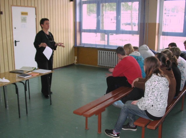 Barbara Moskalewicz podczas pogadanki z młodzieżą Zespołu Szkół nr 2 w Nowej Dębie.