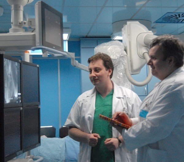 Pracownia hemodynamiki WCM w Opolu. Tu przez całą dobę przywożeni są zawałowcy z Opolszczyzny. Na zdjęciu dyżuruje kardiolog Paweł Jasionowicz.