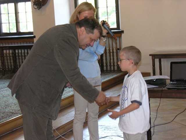W Brzegu dyplomy wręczał dzieciom burmistrz Wojciech Huczyński.