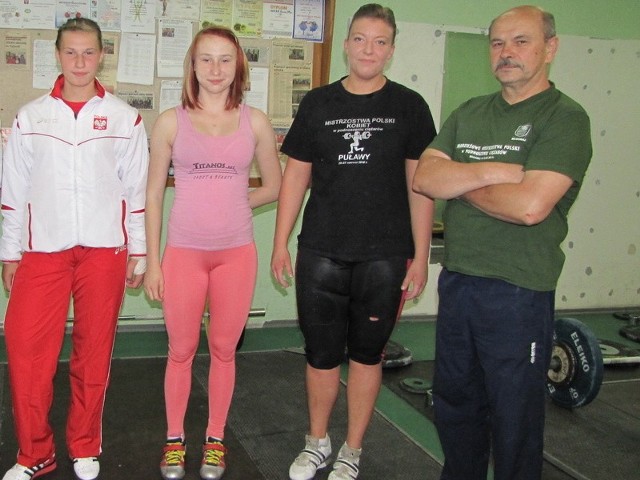 Kamila Kruczyńska (druga od lewej) swój start ma już za sobą. Kinga Kaczmarczyk (z lewej) i Anna Krystman będą walczyć w sobotę. Z prawej trener Zygmunt Klepacki.