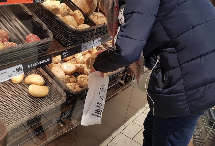 Koronawirus. Ludzie ciągle macają w marketach bułki i chleb...