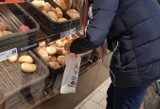 Koronawirus w Katowicach. Klienci Lidla dotykają bułki i chleb gołymi rękami w sklepach. Większość nie używa foliowych rękawiczek