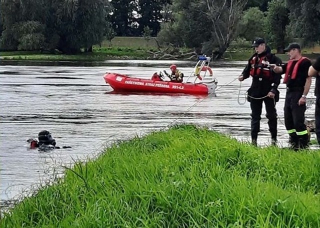 W akcji poszukiwawczej biorą udział strażacy i policjanci