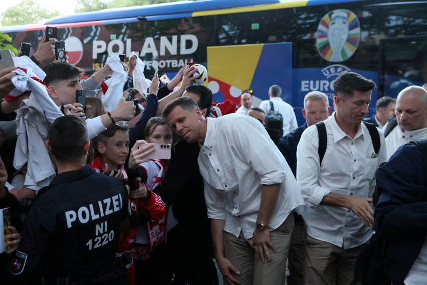 Reprezentacja Polski już w hotelu w Hanowerze. Biało-Czerwoni zostali przywitani przez liczną grupę kibiców