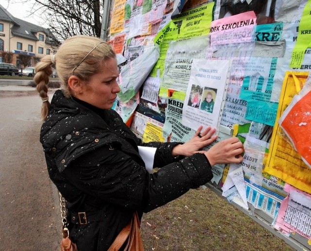 Małgorzata Wójkowska w całym Lęborku wywiesiła kilkadziesiąt plakatów. Prosi, by umożliwiono jej kontakt z dziećmi. 