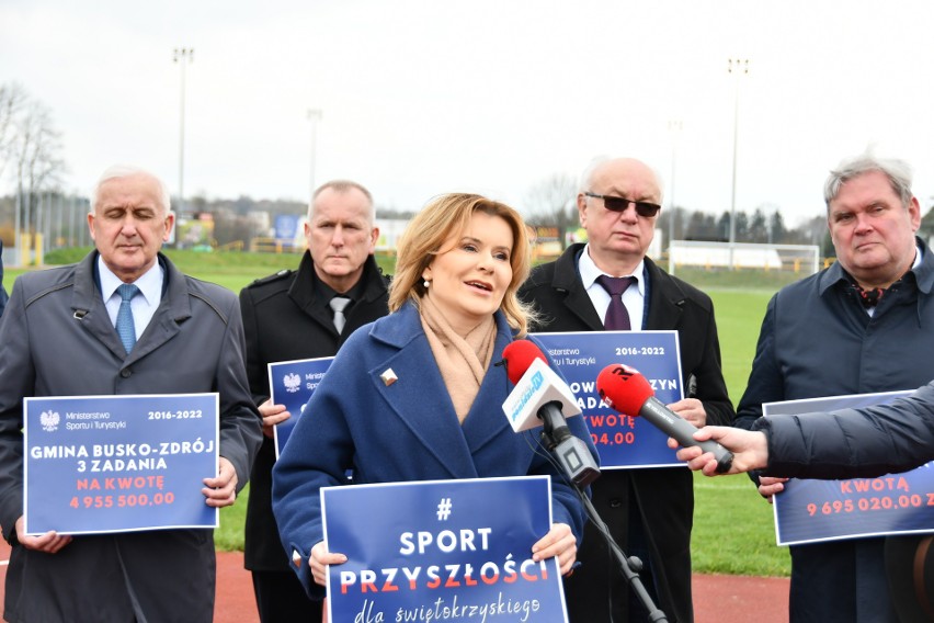 Wiceminister Anna Krupka: Prawie 10 milionów na sport w gminach powiatu buskiego. Zobacz wideo i zdjęcia