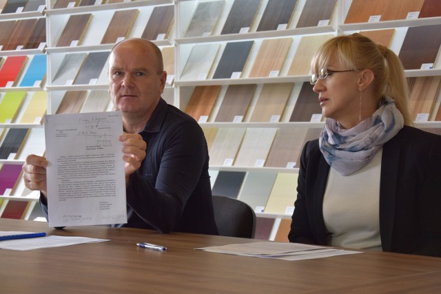 Dyrektor Krzysztof Aleksandrowicz i rzeczniczka Kronospanu Beata Rafało pokazują pismo o wstrzymanie decyzji o dofinansowaniu UTWS, jakie Terra skierowała do NFOŚ