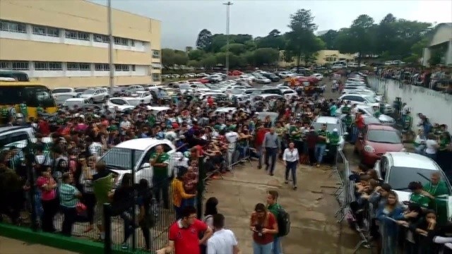 Tysiące kibiców Chapecoense zgromadziło się przed stadionem i uczciło pamięć ofiar