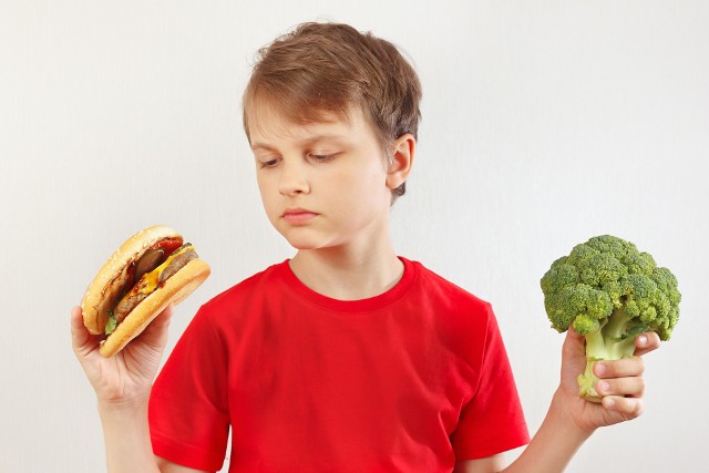 Złe nawyki żywieniowe nabyte w dzieciństwie mogą być czynnikiem powodującym problemy zdrowotne oraz otyłość w dorosłym życiu.