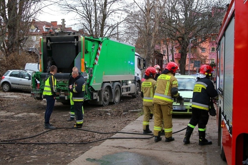Pożar śmieciarki we Wrocławiu. Trzy zastępy straży w akcji [ZDJĘCIA]