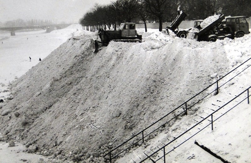 Tak wyglądał zasypany śniegiem Poznań w 1979 roku. Przejdź...