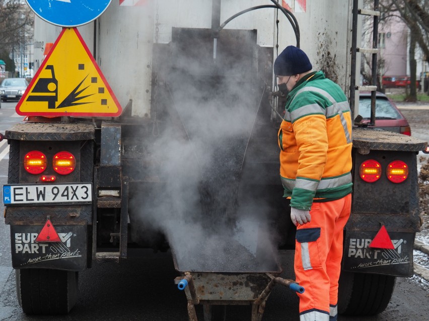 Dziennie podczas naprawy ulic zużywa się ok. 40-50 ton masy....