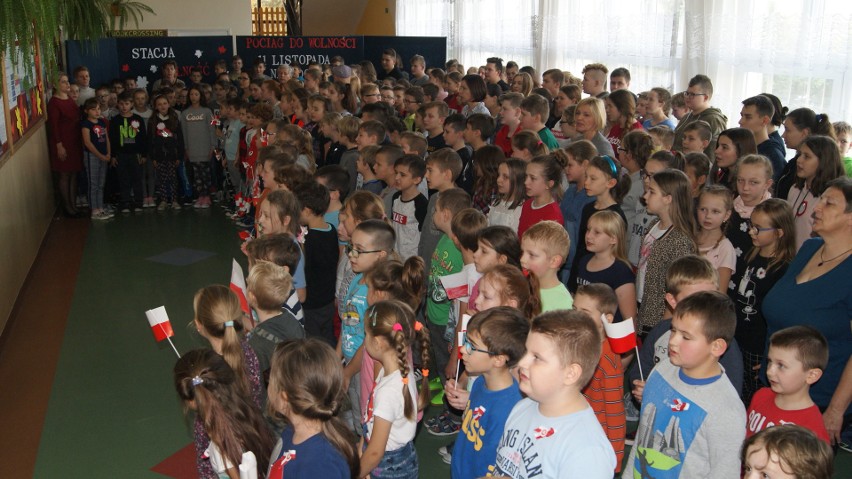 245 uczniów Szkoły Podstawowej w Pacanowie śpiewało Hymn Polski [WIDEO, ZDJĘCIA]