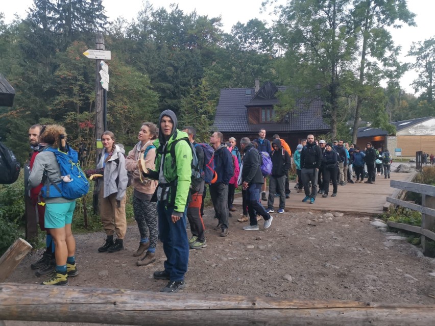 Tatry. Tłok w górach. Szósta rano, a tu taka kolejka do kasy, by wejść na szlak!