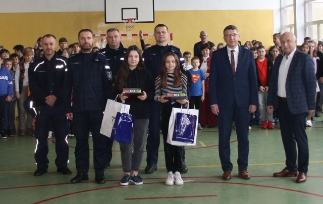 Wspaniała postawa dwóch uczennic szkoły w Sobkowie. Zosia i Marysia udzieliły pomocy poszkodowanym w zdarzeniu drogowym.