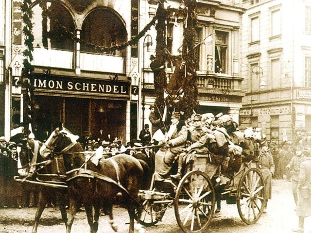 20 stycznia 1920 roku. Stary Rynek (róg ul. Batorego i Niedźwiedzia). Bydgoszczenie witają wkraczające do miasta polskie wojsko