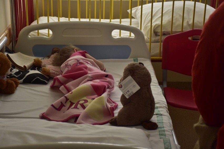 Radomscy terytorialsi z Mikołajem odwiedzili szpitale w Radomiu i Kozienicach. Wręczyli dzieciom upominki [ZDJĘCIA]