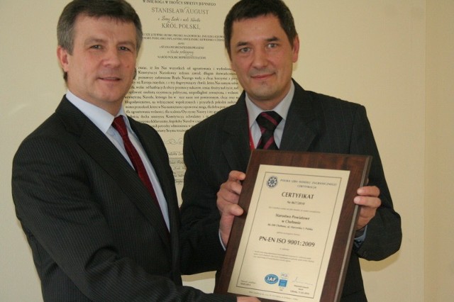 Z certyfikatu ISO cieszą się starosta Zdzisław Gamański (z lewej) i Tadeusz Derebecki, sekretarz Starostwa Powiatowego