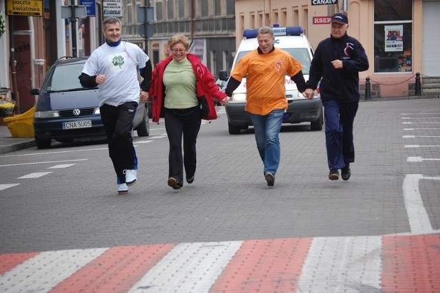 Kandydaci na burmistrza Nakła: od lewej - Tomasz Miłowski, Anna Maćkowska, Zenon Grzegorek i Andrzej Kinderman trzymając się zgodnie za ręce wbiegli na metę. Czy w zgodzie dotrwają do dnia wyborów?