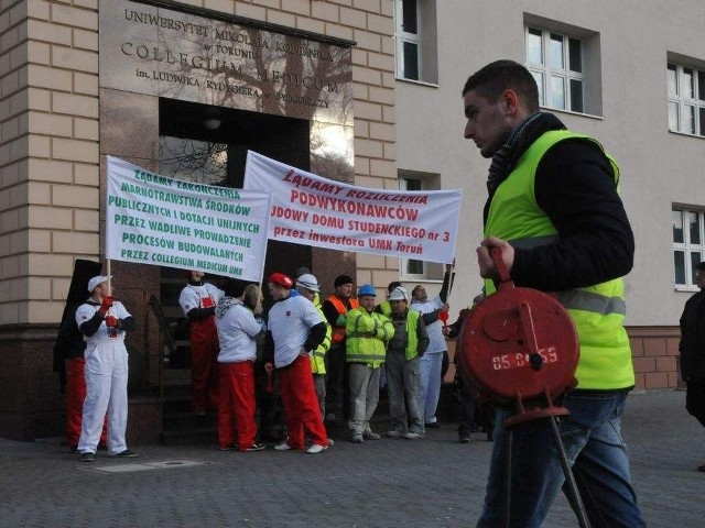 Podwykonawcy, którzy dla Budopolu pracowali na budowie Domu Studenckiego nr 3, chcą zaległych wypłat. W sądzie trwa sprawa upadłości głównego wykonawcy. - To początek postępowania - mówi Marek Hopcia, syndyk Budopolu.