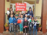 W Przedszkolu Samorządowym w Zakrzewie zorganizowano po raz pierwszy Biało-Czerwony Marsz. Dzieci zachęcały do wywieszenia flag Polski