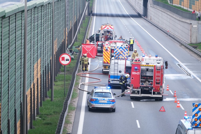 Warszawa: Wypadek na S8 [ZDJĘCIA] Ciężarówka przygniotła samochód osobowy, jedna osoba nie żyje. Utrudnienia trwają, gigantyczne korki