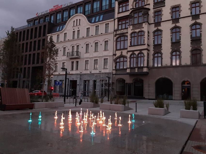 Nowa kolorowa fontanna na Dworcowej w Katowicach. Hit nowego deptaka.To fontanna posadzkowa. Woda: niebieska, różowa, zielona
