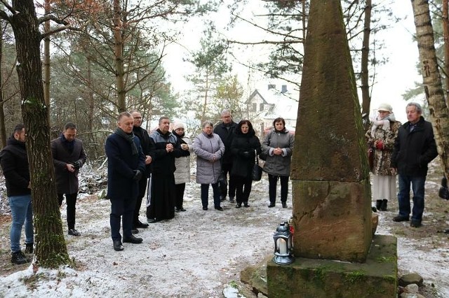 Uczniowie szkoły Podstawowej imienia Jana Kochanowskiego w Chęcinach, władze samorządowe oraz mieszkańcy miasta wzięli udział w uroczystych obchodach 193. rocznicy wybuchu powstania listopadowego.